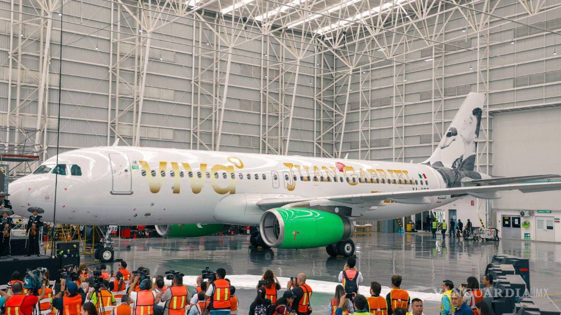 $!El Airbus 320, con matrícula XA-VDP y bautizado como “Juan Gabriel Eterno”, rinde homenaje a la voz inmortal y al legado artístico del “Divo de Juárez”.