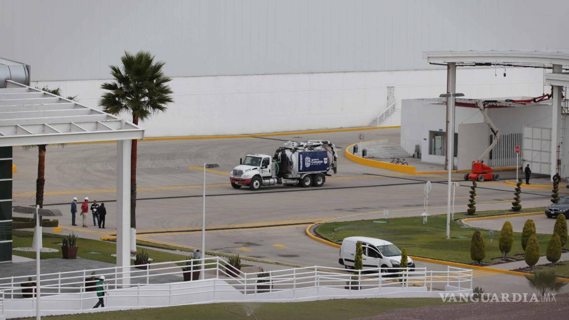 $!EUM20231226POL52.JPG HUEHUETOCA, Méx. Construction/Construcción-Megafarmacia.- 26 de diciembre de 2023. A dos días de la inauguración de la megafarmacia, en Huehuetoca, Estado de México, avanzan a marcha forzada los trabajos de mantenimiento en el exterior; aún no hay evidencia de la llegada de medicamentos. Foto: Agencia EL UNIVERSAL/Carlos Mejía/EELG