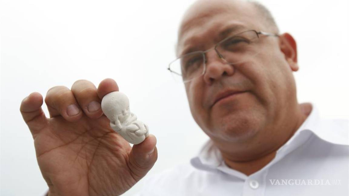 Así hace campaña candidato del PAN a diputado en Jalisco, reparte figuras de fetos