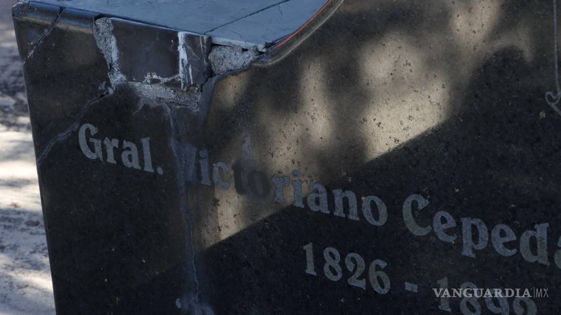 $!General Victoriano Cepeda Camacho 1826-1892. Una esquina del respaldo de la tumba esta quebrada.