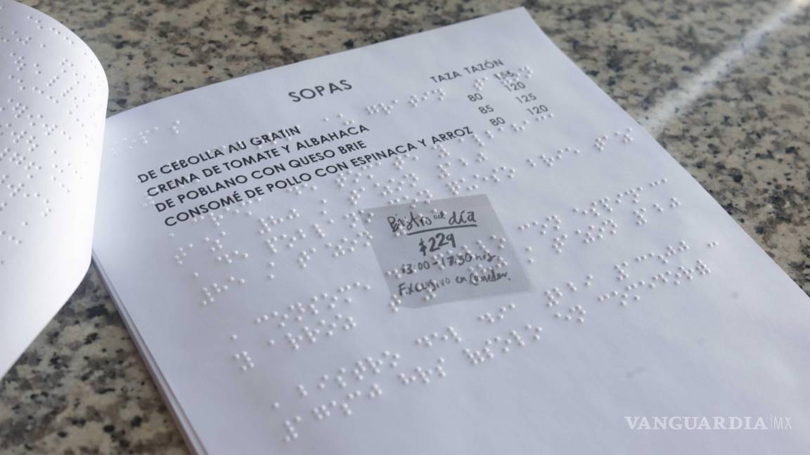 $!Los menús accesibles facilitan que las personas con discapacidad visual puedan elegir sus platillos sin depender de un acompañante, promoviendo su independencia.