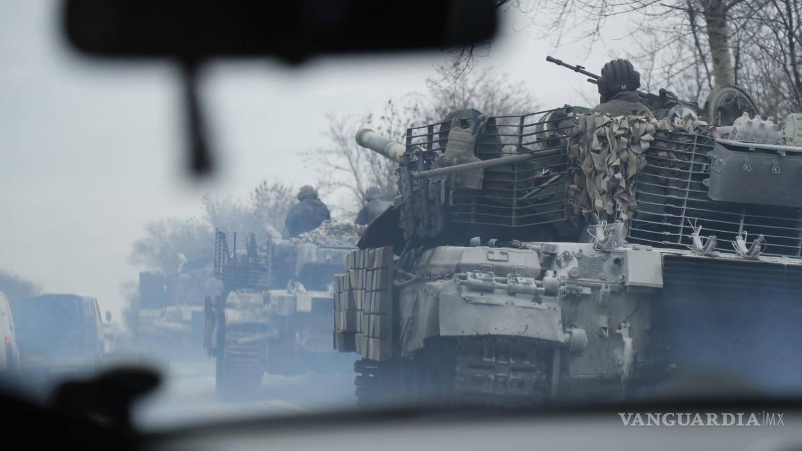 $!Tanques ucranianos moviéndose cerca de la ciudad de Severodonetsk al este de Ucrania. EFE/Zurab Kurtsikidze