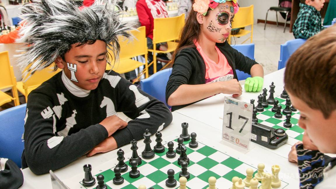 $!Fiesta de estrategia y disfraces de Construajedrez