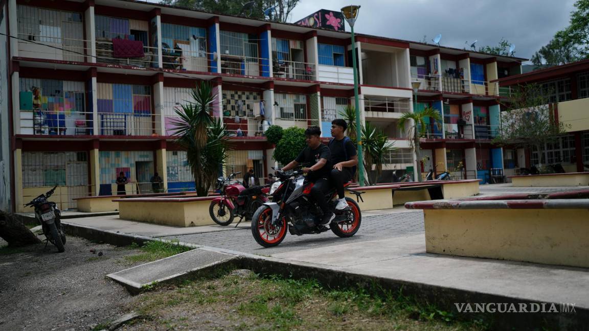$!Dos estudiantes salen de la zona de dormitorios de la escuela Normal Rural Raúl Isidro Burgos en Ayotzinapa, en el estado de Guerrero, México.