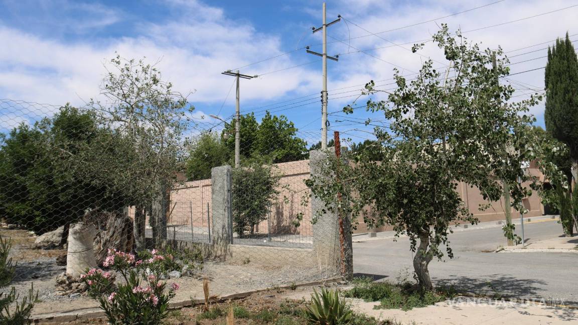 $!Los residentes expresan su preocupación por la seguridad debido a la aparición de perros guardianes en el área cerrada.