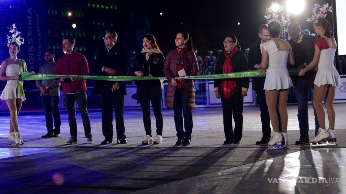 Inauguran pista de hielo sintética en el Zócalo capitalino