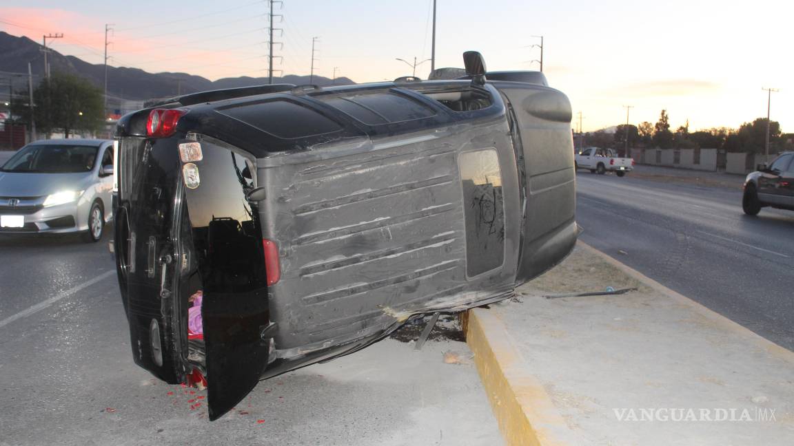 Choque con volcadura en Saltillo deja a una mujer hospitalizada