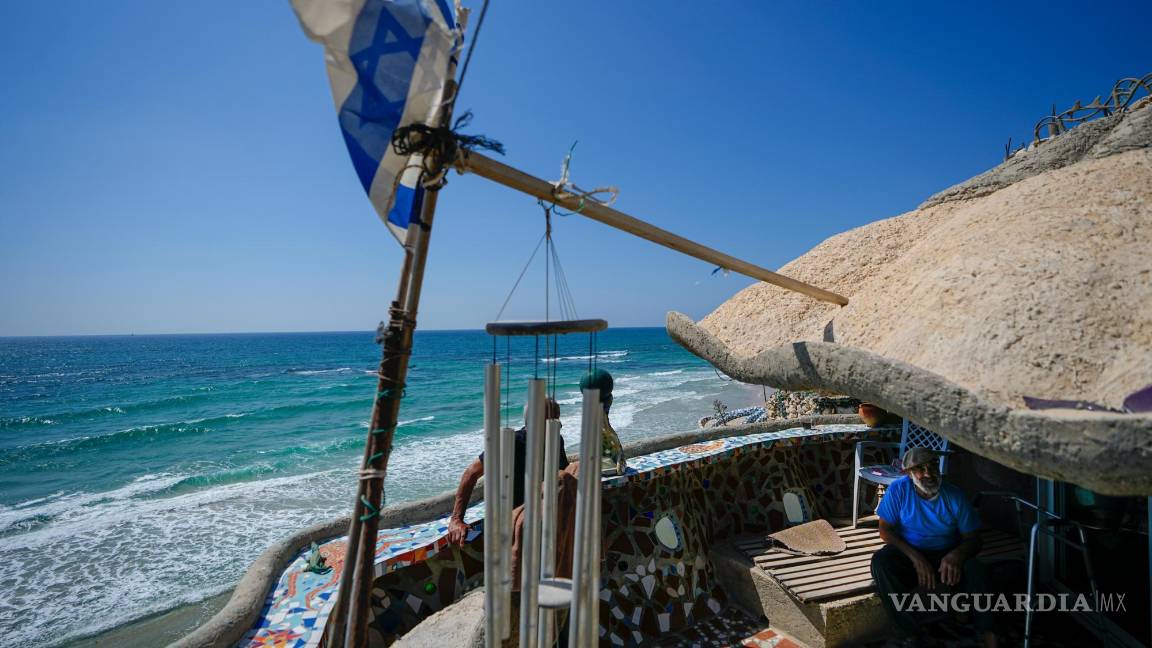 $!Nissim Kahlon sentado en un balcón de su hogar tallado en unos acantilados de arenisca frente al mar Mediterráneo en Herzliya, Israel.