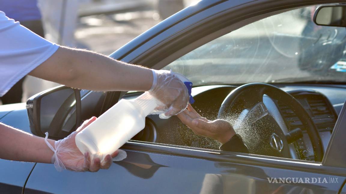 $!Escuchan saltillenses misa al aire libre sobre sus vehículos en estacionamiento de Cristo Vive