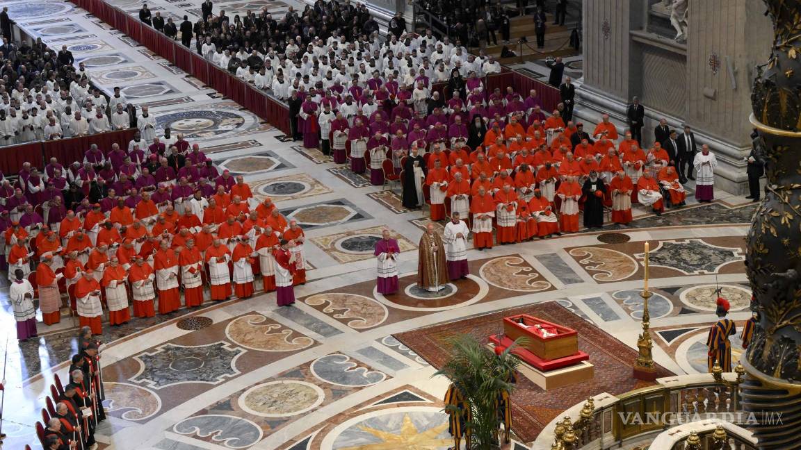 $!El féretro abierto del papa Francisco, en la basílica de San Pedro ante el Altar de la Confesión antes de que los fieles puedan darle el último adiós.