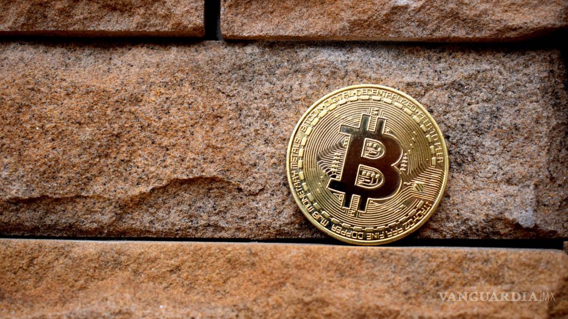 Baja bitcoin casi 50% desde máximo histórico que alcanzó en abril