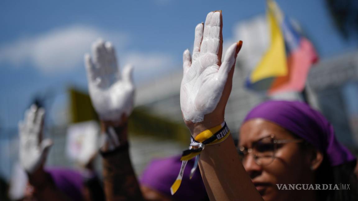 $!Manifestantes con sus manos pintadas de blanco en la marcha por el Día Internacional de la Mujer en Caracas, Venezuela, el viernes 8 de marzo de 2024.