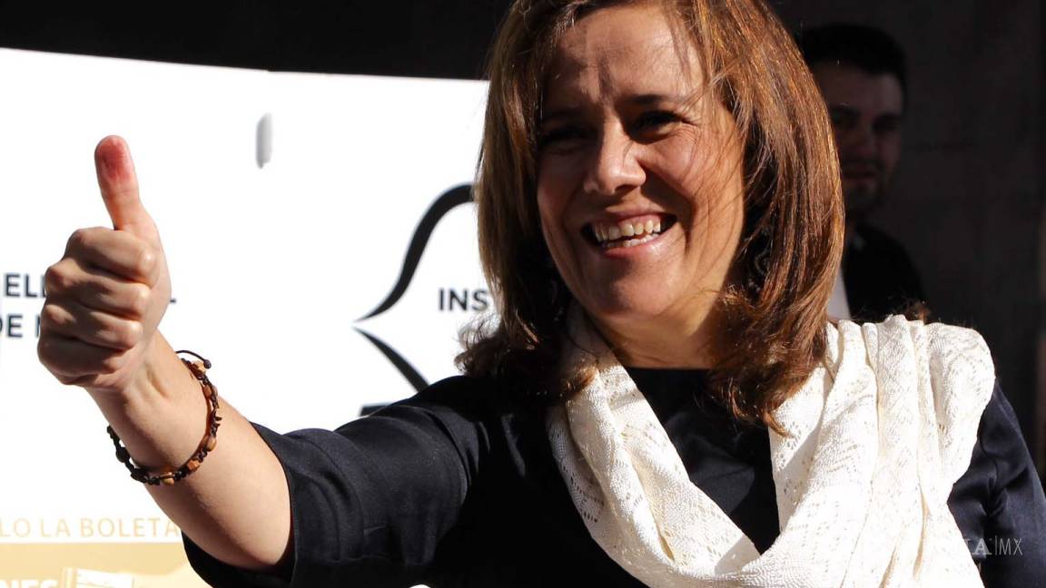 Margarita Zavala reta a AMLO a recortar dinero a partidos