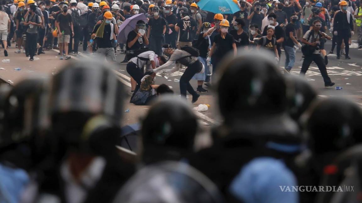 Miles de manifestantes toman Hong Kong y Policía disuelve la masiva protesta