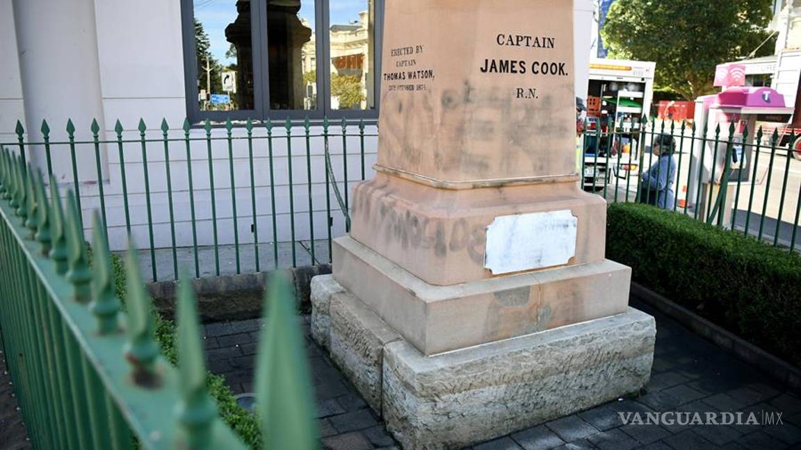 $!Monumentos y estatuas son víctimas de la ira y las protestas antirracistas en todo el mundo (fotos)