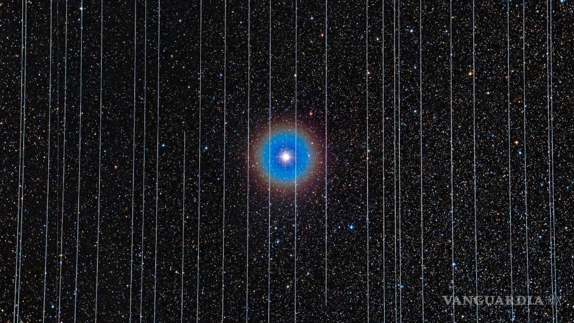 $!Una imagen de larga exposición muestra la estrella doble Albireo obstruida visualmente por los satélites Starlink que se mueven por el cielo.