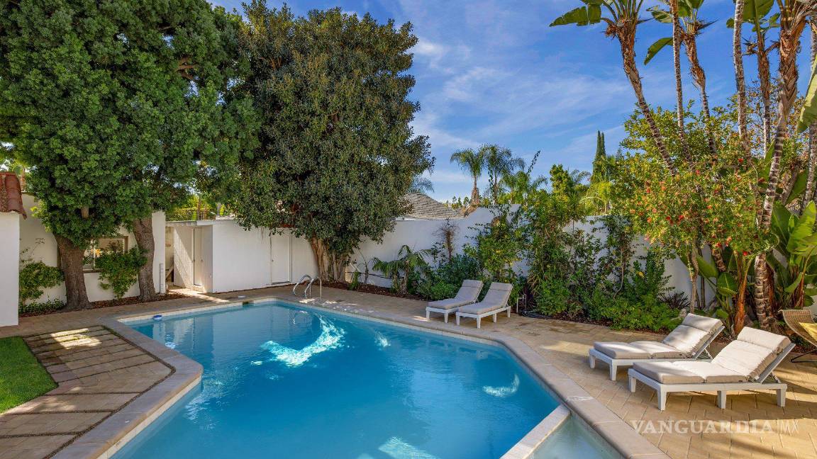 $!La piscina y casa de huéspedes son los espacios esenciales en el exterior.