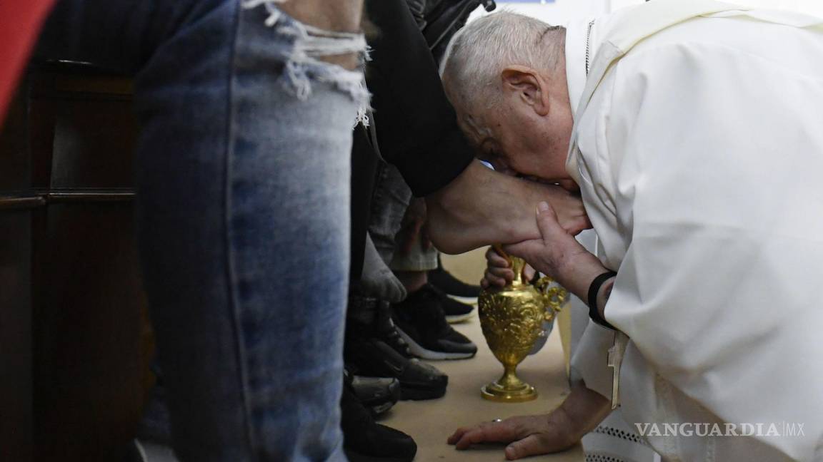 $!Una imagen proporcionada por los medios del Vaticano muestra al Papa Francisco realizando el rito del lavatorio de los pies el Jueves Santo en Roma, Italia.