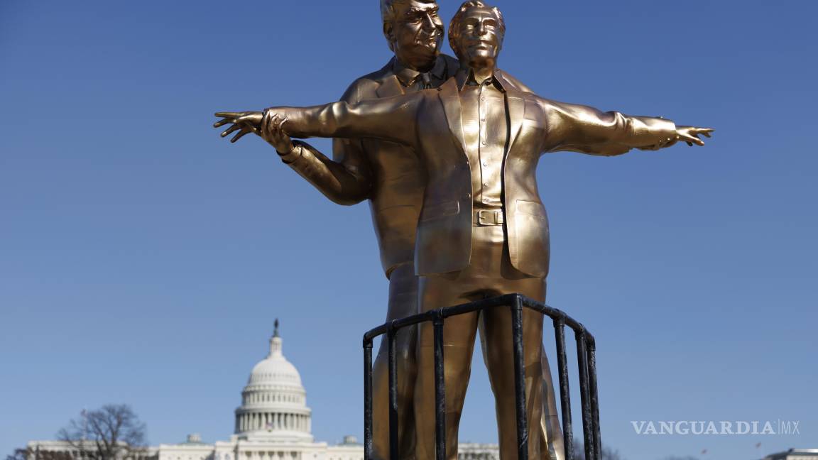 $!Una estatua que representa al presidente de Estados Unidos, Donald Trump, junto al fallecido magnate Jeffrey Epstein, acusado de tráfico sexual, fue colocada en el National Mall