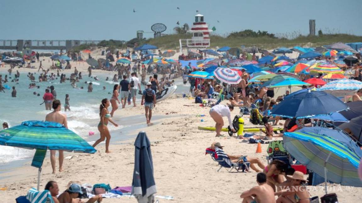 Playa de Miami a reventar, pese a récord de casos de COVID-19 en Florida