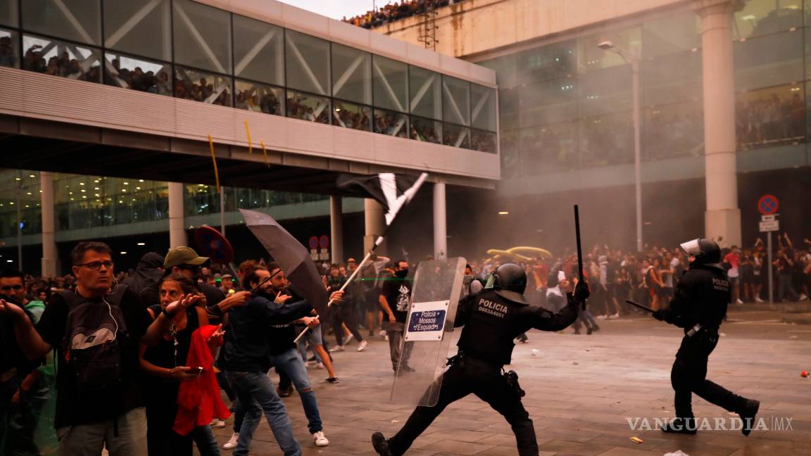 $!Catalanes toman las calles y colapsan el aeropuerto de Barcelona