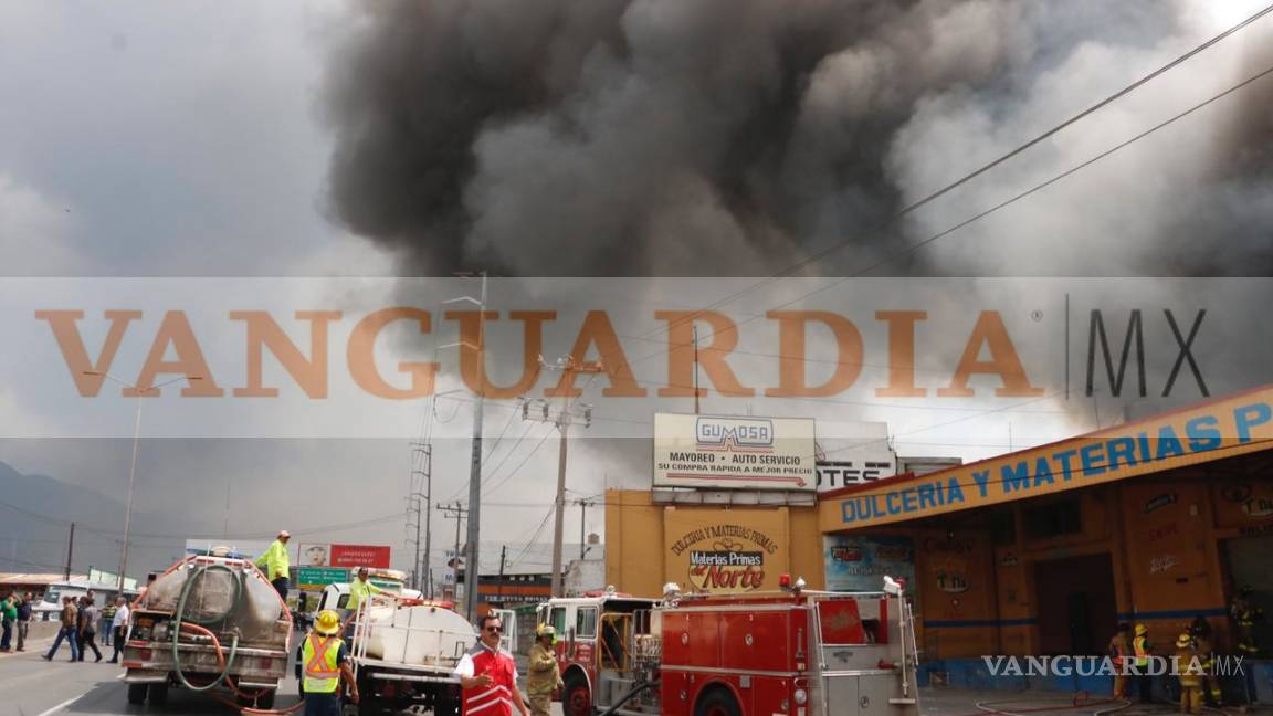 $!Fuerte incendio en bodega a la altura de la Central de Abastos alarma a Saltillo