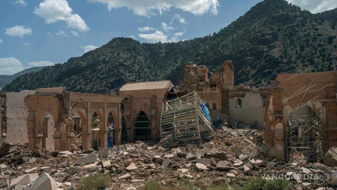 Una mujer embarazada, asustada y sin hogar, logra salir de los escombros tras el terremoto en Marruecos