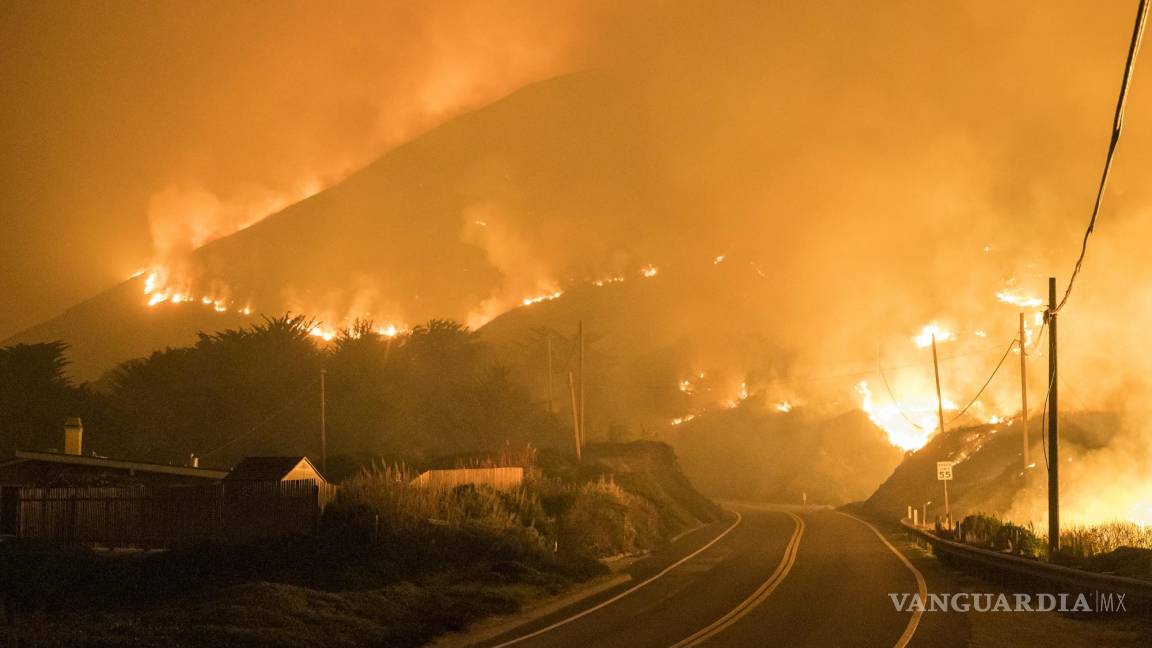 Abandonan sus hogares por incendio en California