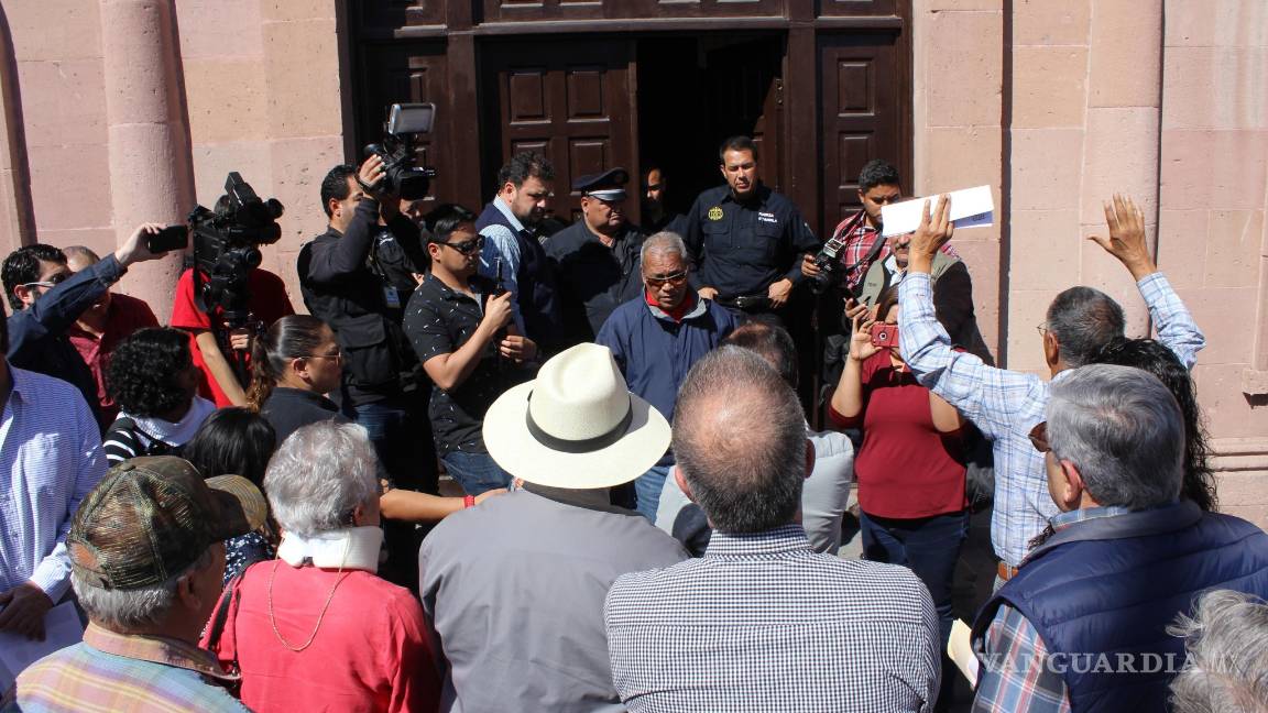 $!Exigen cumplimiento de compromisos para desclasificar información sobre mega deuda en Coahuila