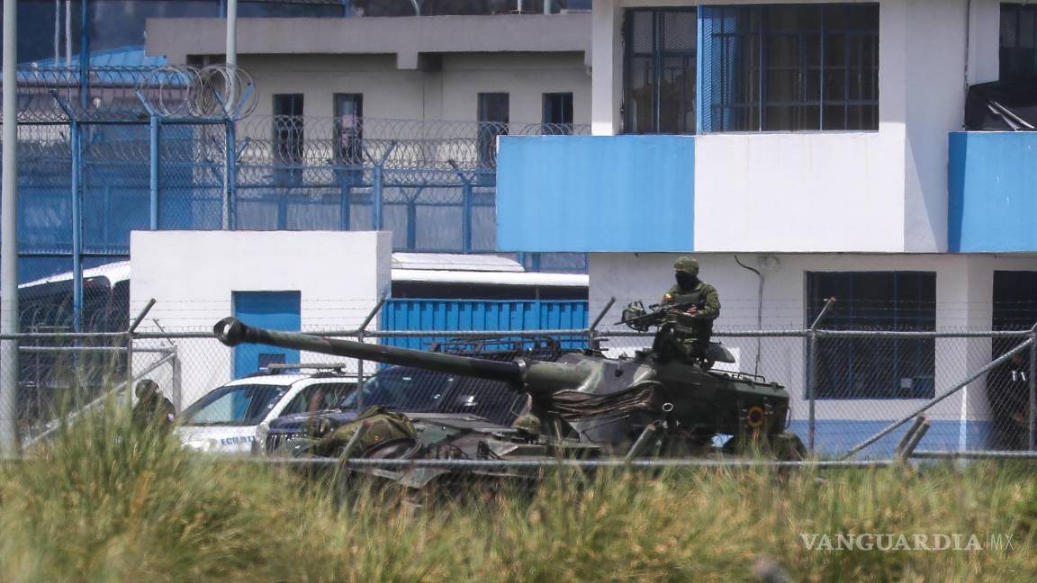 $!Militares ecuatorianos hacen un operativo de toma de control del Centro de Rehabilitación Social Regional Sierra Centro Norte Cotopaxi en Latacunga.