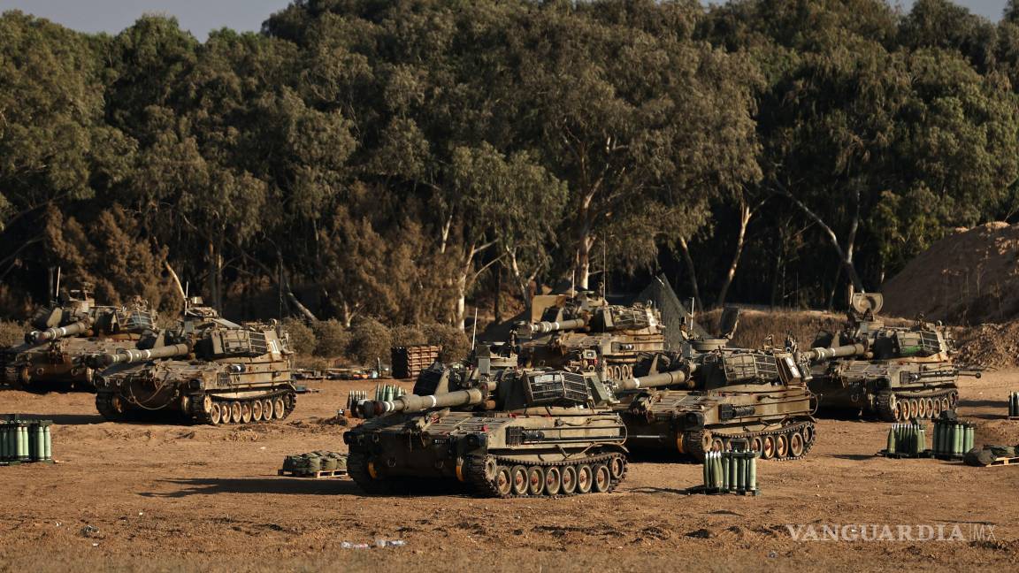 $!Tanques israelíes se reúnen en un lugar no revelado cerca de la frontera entre Israel y Gaza. Más de 65 mil palestinos han muerto en la Franja de Gaza desde 2023