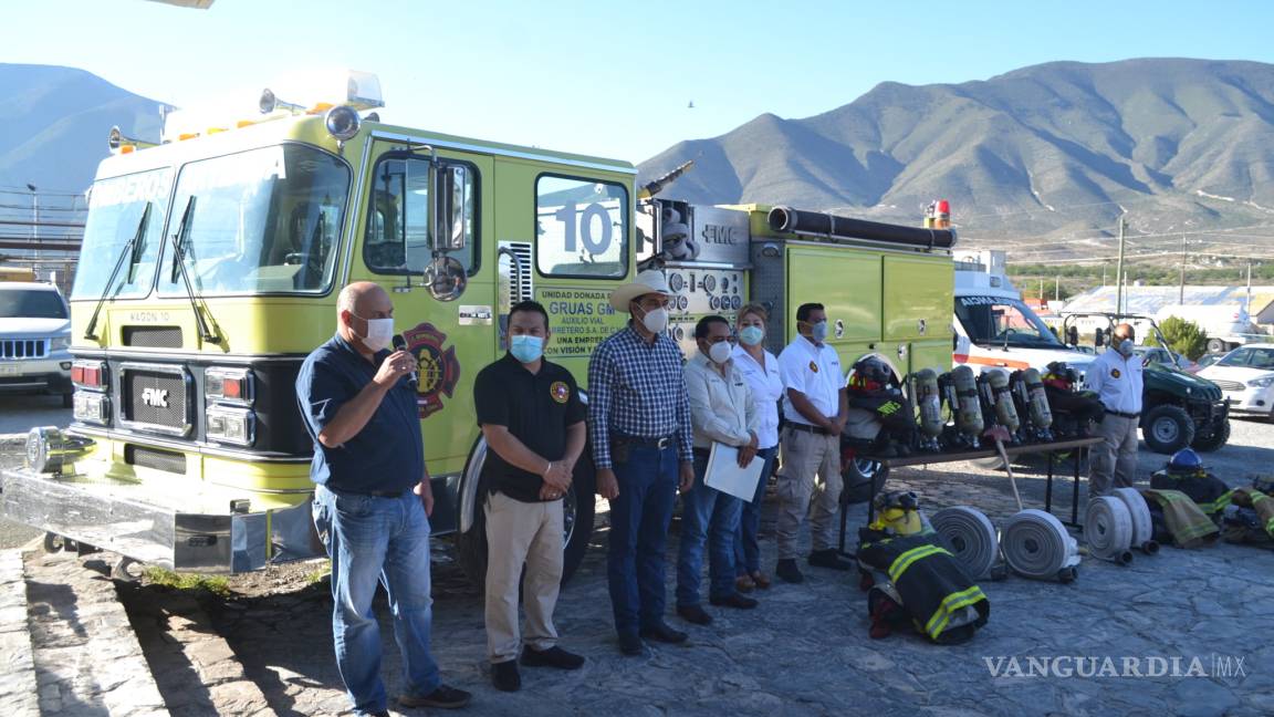 Dona empresario de Arteaga camión y equipo a bomberos