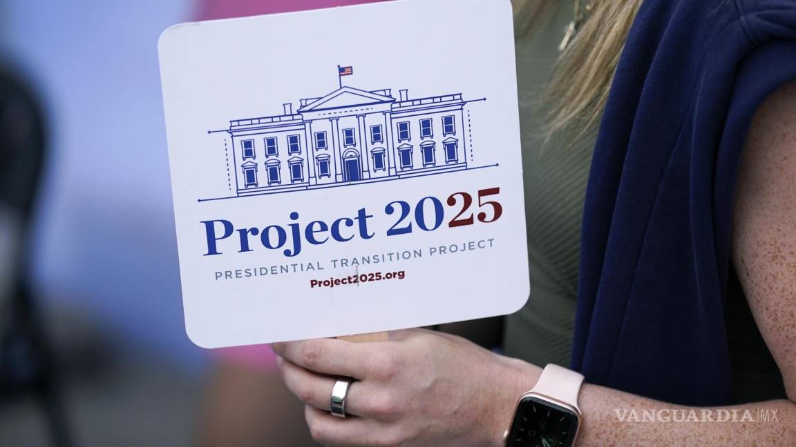 Las teorías de conspiración del proyecto 2025 y las realidades del plan que busca darle más poder a Trump