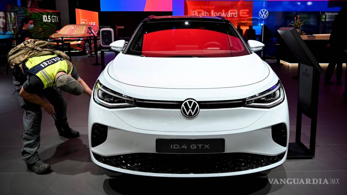 $!Un escuadrón de bombas de la policía revisa un Volkswagen VW ID.4 GTX en el Salón Internacional del Automóvil IAA en Munich, Alemania. EFE/EPA/Sascha Stenbach