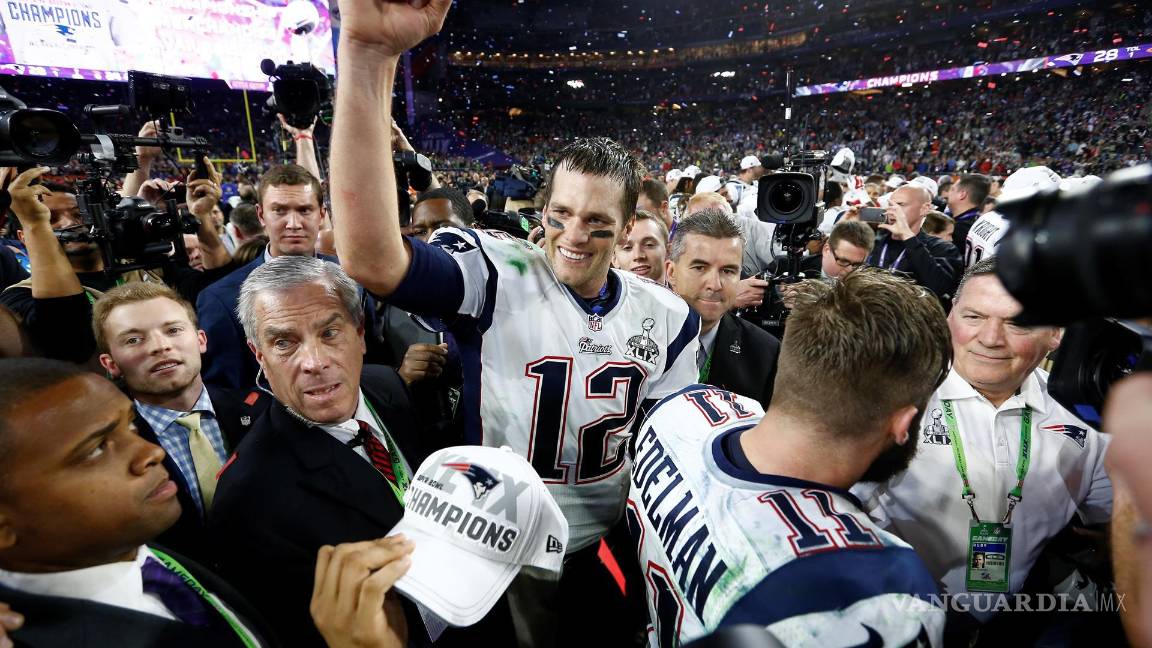 $!Tom Brady (c), celebra la victoria de los New England Patriots sobre los Seattle Seahawks en el Super Bowl XLIX. EFE/EPA/Tannen Maury