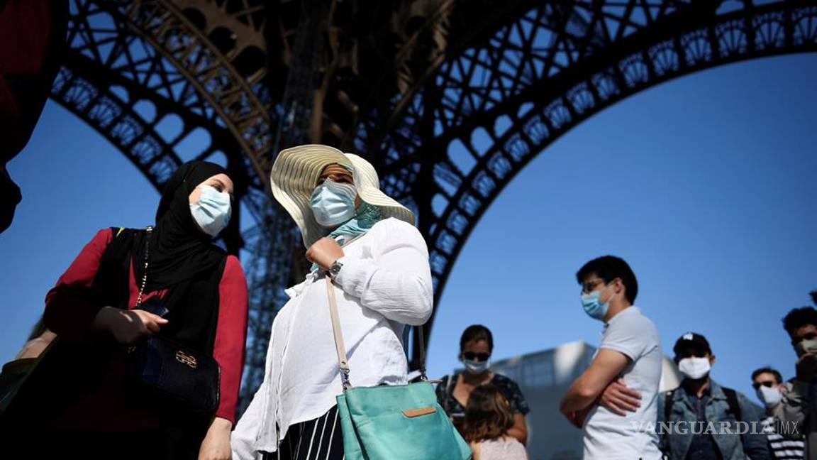 $!Así es cómo los turistas visitan la Torre Eiffel con restricciones por la pandemia del coronavirus en Francia (fotos)
