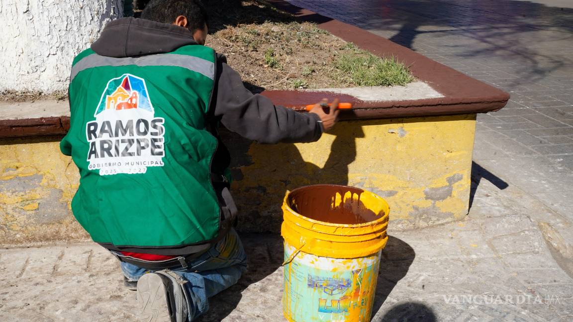 $!Personal municipal pintando y limpiando un parque en la colonia La Ciénega.