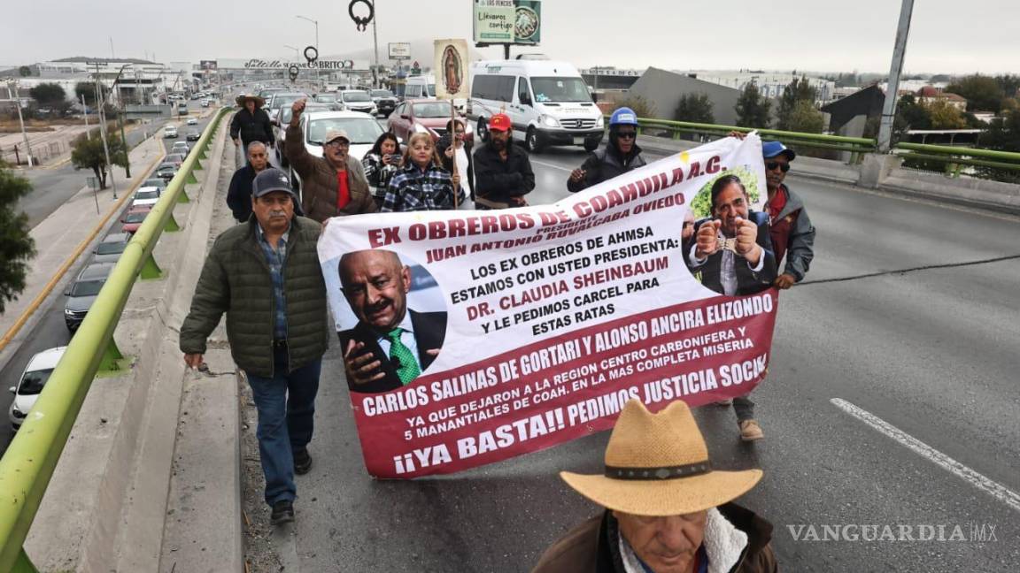 $!Participantes de la protesta llegaron al centro de Saltillo tras recorrer más de 100 kilómetros a pie.