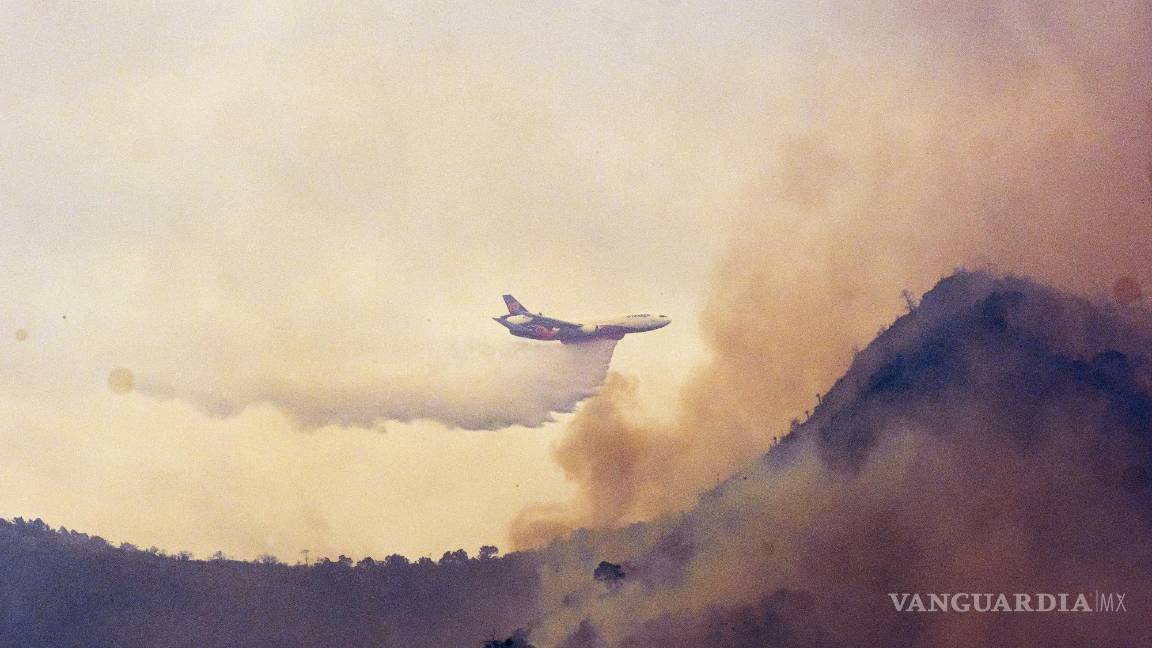 $!Saltillo, Coahuila 19 de mayo de 2022 Descarga de agua del DC 10 Air Tanker sobre el predio de Santa Rosa en el Cañón de San Lorenzo