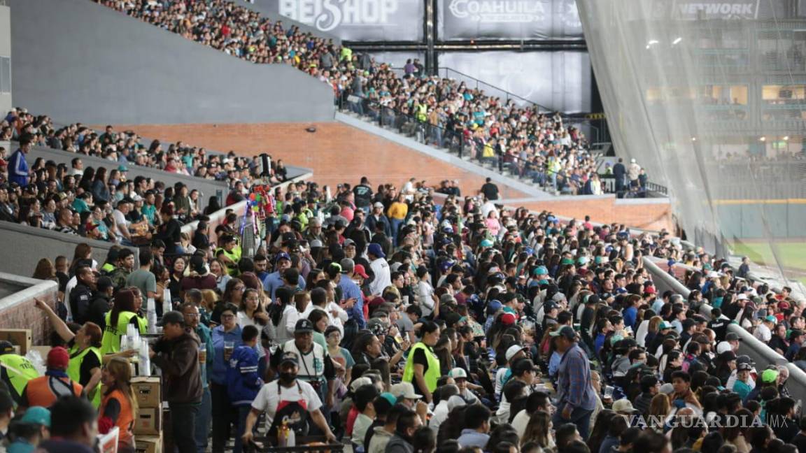 $!El parque Madero lució un lleno durante el partido de la noche de este viernes.