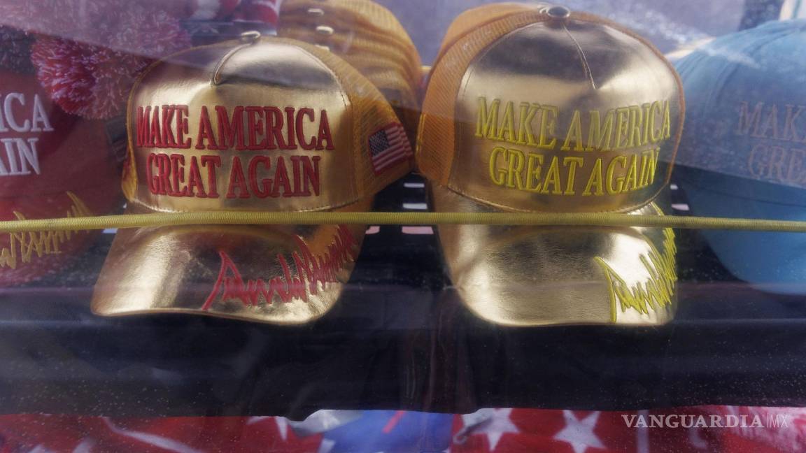 $!Un vendedor exhibe recuerdos a la venta en el exterior de un mitin del candidato republicano a la presidencia, Donald Trump, en Grand Rapids, Michigan.