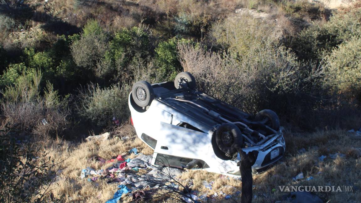 Hallan auto volcado en arroyo de Saltillo; conductor se dio a la fuga