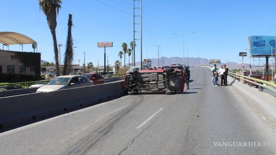 $!Elementos de Tránsito Municipal cerraron el paso a desnivel de La Fragua para permitir las maniobras de las grúas.