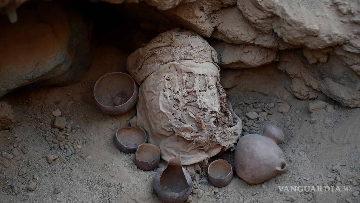 $!Fotografía de uno de los fardos de niños hallados en la zona de excavación del complejo arqueológico de Cajamarquilla, en Lima (Perú). EFE/Paolo Aguilar