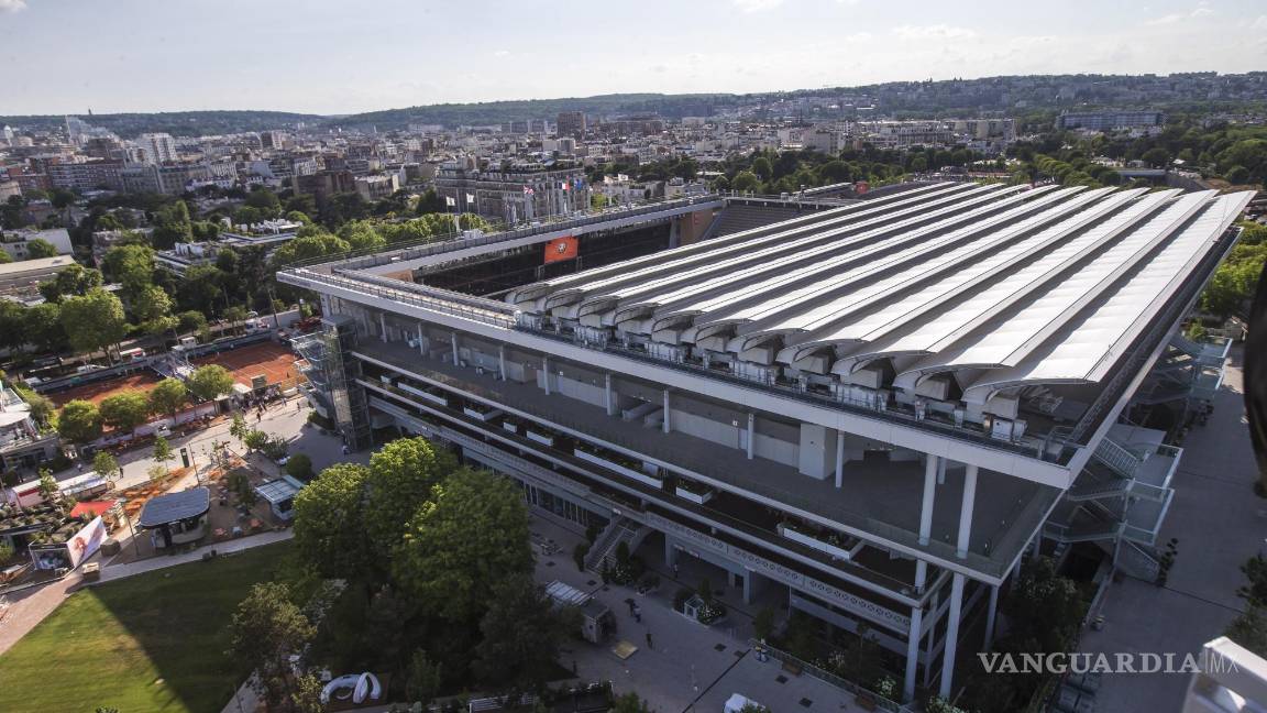 $!Una vista de la cancha principal de Philippe Chatrier desde el bar-restaurante suspendido en una góndola sobre el estadio de Roland Garros en París, Francia.