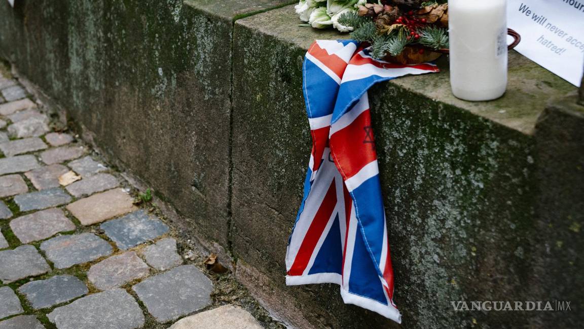 $!Flores y mensajes de apoyo en la Sinagoga de Copenhague en Krystalgade, Copenhague, Dinamarca, el 15 de diciembre de 2025. Australia está de luto después de que hombres armados abrieran fuego en la playa de Bondi, matando al menos a 15 personas en un ataque contra las celebraciones de la festividad de Janucá de la comunidad judía, el 14 de diciembre.