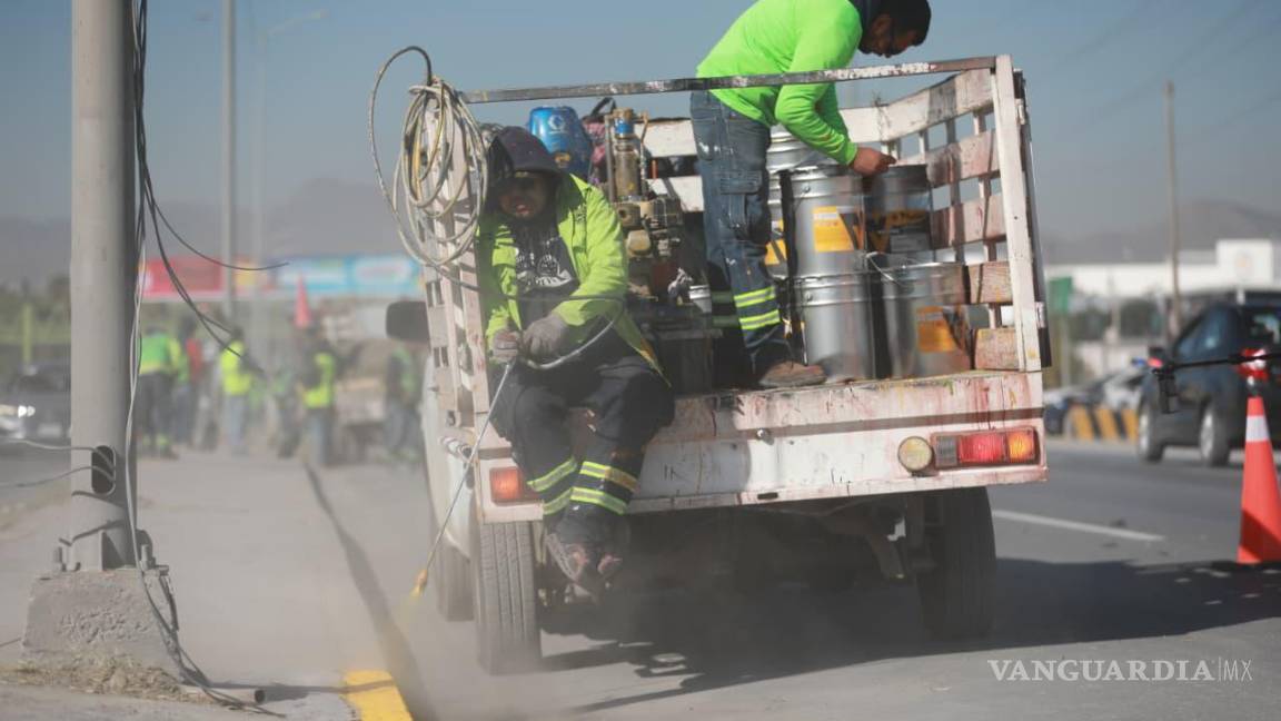 $!Con pintura amarilla en los camellones mejoran la imagen urbana