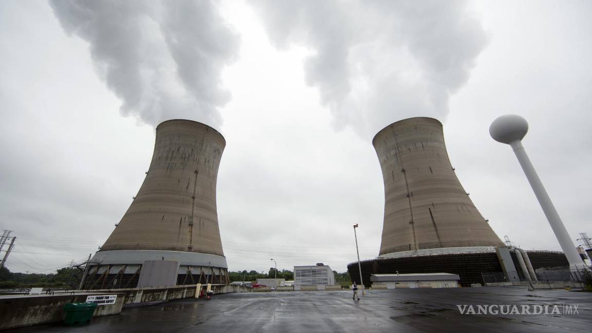 $!Esta foto de archivo del 22 de mayo de 2017 muestra torres de enfriamiento en la planta de energía nuclear de Three Mile Island en Middletown, Pensilvania.