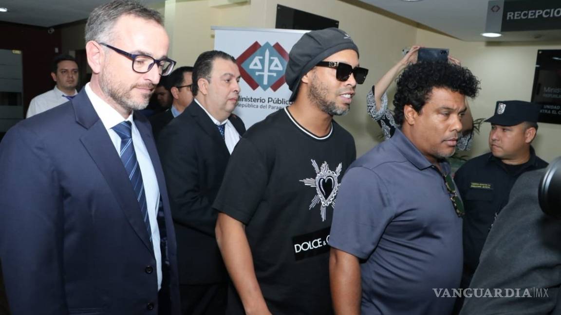 Ronaldinho sale de prisión tras pagar millonaria fianza