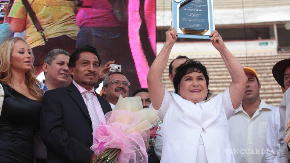 $!11 de agosto de 2011. Carmen Salinas fue coronada como reina por los trabajadores de limpia del DF. Cuartoscuro/Iván Méndez